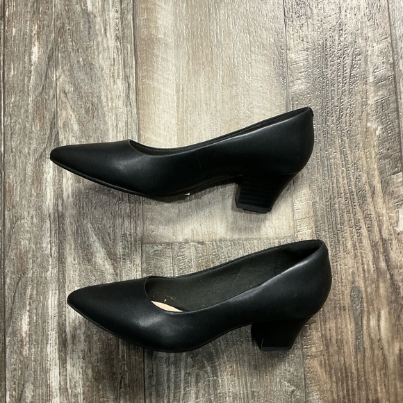 Clarks Women's Classic Black Heels Size 6W - Picture 7 of 12